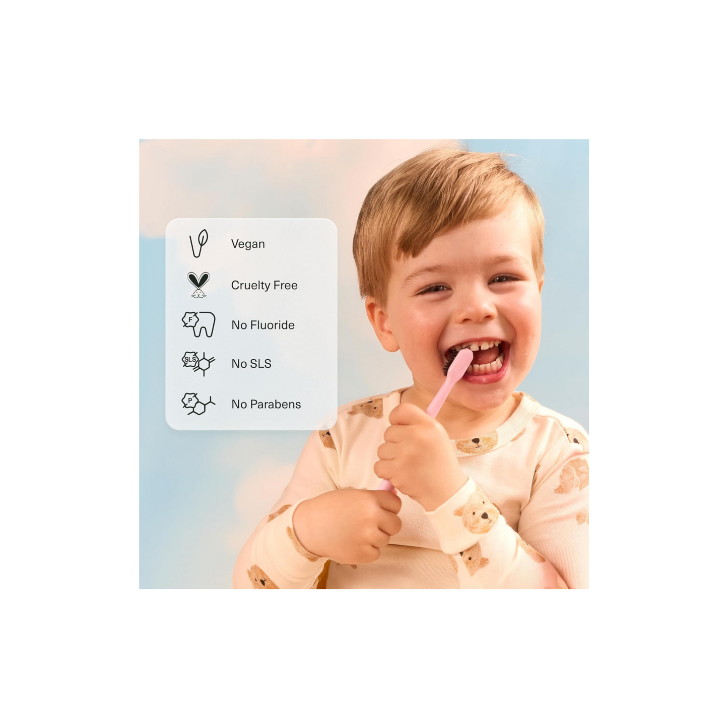 Niño pequeño cepillándose los dientes con la pasta dental Boka Niños sabor frutilla y mango, sin flúor, SLS ni parabenos