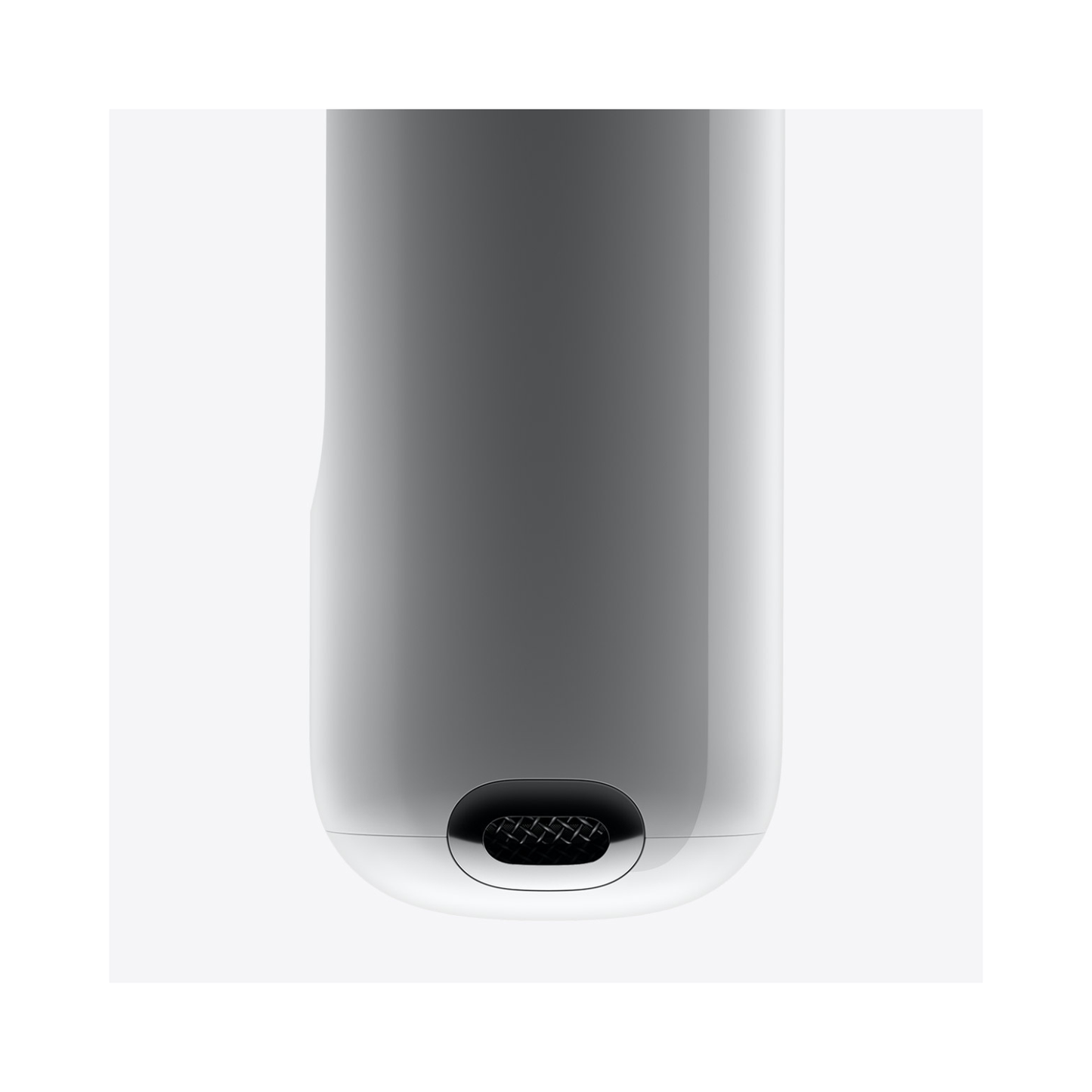 Vista inferior del auricular Apple AirPods 4 mostrando los contactos de carga