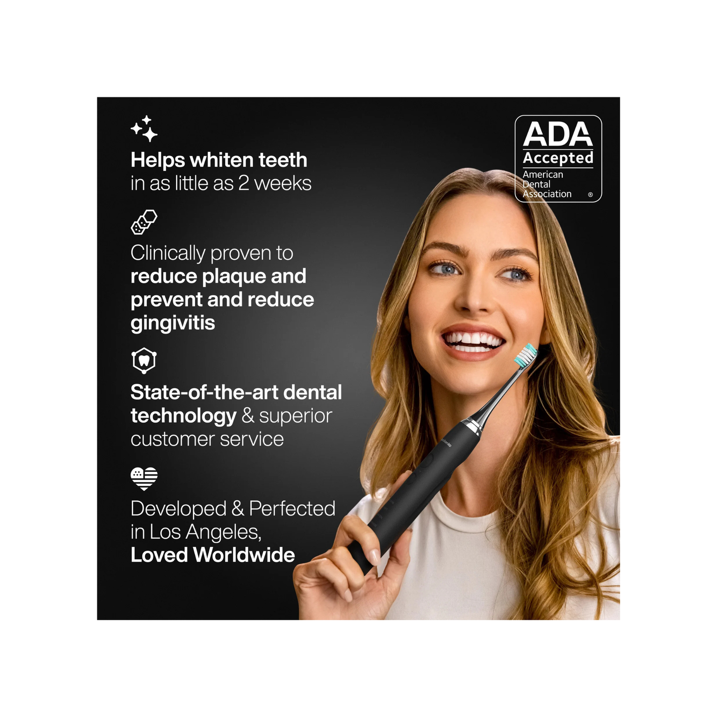 Mujer sonriente cepillándose los dientes con el cepillo Aquasonic Black Series