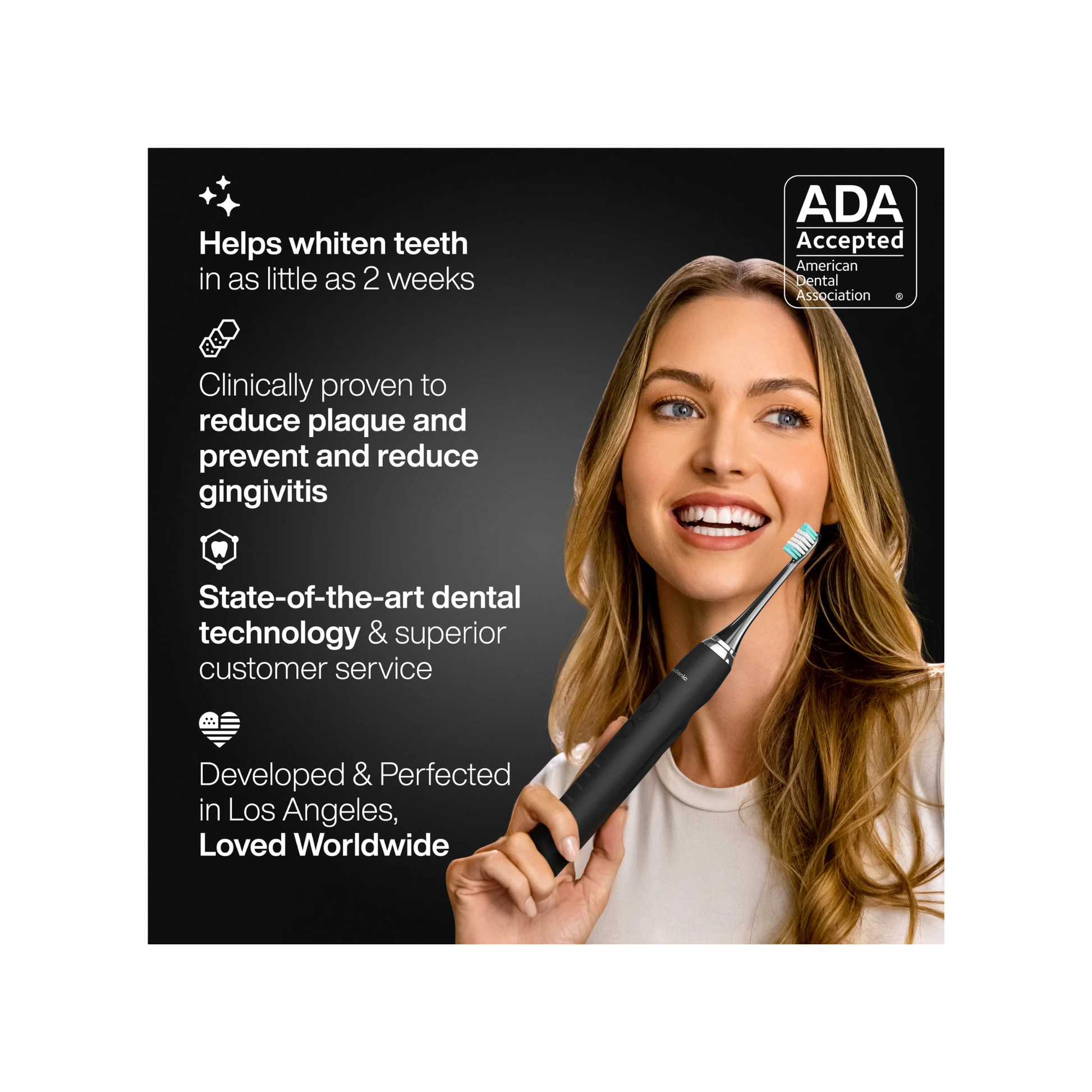 Mujer sonriente cepillándose los dientes con el cepillo Aquasonic Black Series